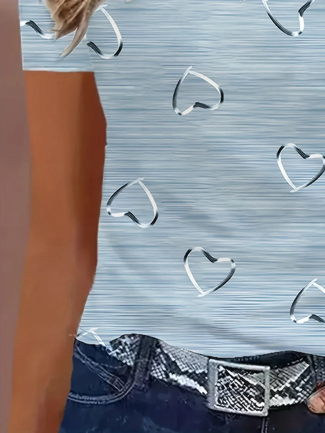 Avina – Fashionable V-neck and Heart Print Top
